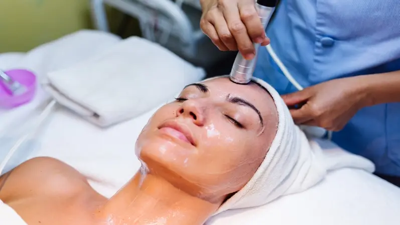 Does chemical peeling lighten skin?